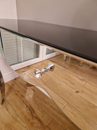 konsola ze stali nierdzewnej z czarnym blatem.jpg