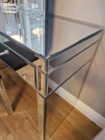 Toaletka lsutrzana z lustrem.jpg