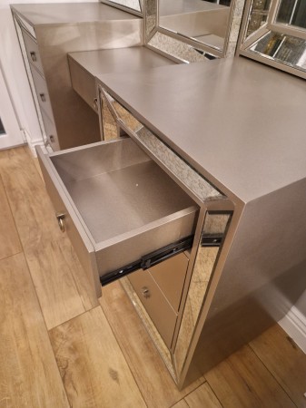 Toaletka z lustrami glamour szampańska.jpg