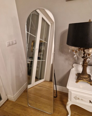 lustro stojące w srebrnej ramie