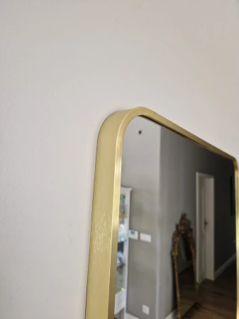 Lustro w aluminiowej ramie
